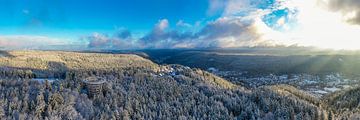 Luchtfoto winter in Bad Wildbad in het Zwarte Woud van Werner Dieterich