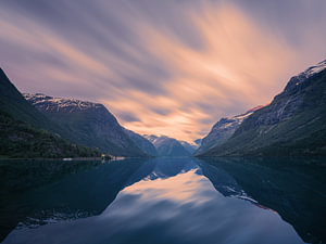 Sonnenaufgang über Lovatnet, Vestland, Norwegen