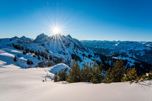 Prachtig winteruitzicht op de bergen van Tannheim