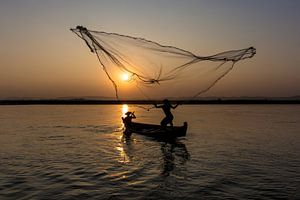 Vissers op de rivier bij Mandelay in Myanmar.  Op primitieve maar zeer traditionele manier wordt er 