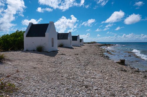 Witte slavenhuisjes op het eiland Bonaire