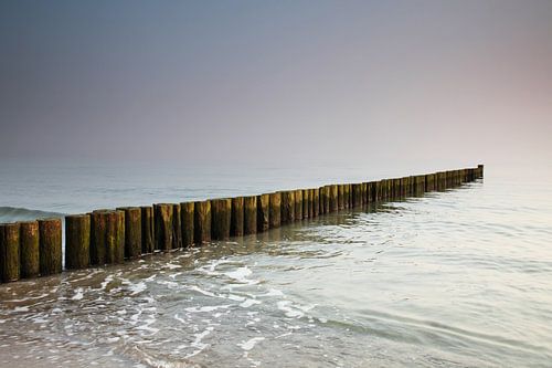 Kribben bij zonsondergang