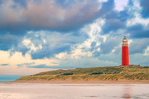 Phare de Texel dans les dunes par un calme après-midi d'automne