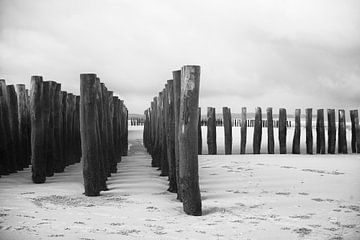 Rijen met golfbrekers aan het strand bij Wissant (Opaalkust Frankrijk)