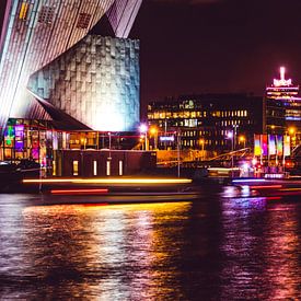Panorama-Nachtansicht von Amsterdam über den Oosterdok (IJ) auf Nemo, A'DAM LOOKOUT und Klimmuur Cen von Sander de Vries