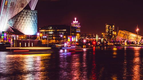 Vue panoramique nocturne d'Amsterdam sur l'Oosterdok (IJ) sur Nemo, A'DAM LOOKOUT et Klimmuur Cent