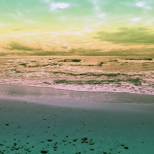 Surreales, glitzerndes Meer an der Nordsee in Dänemark