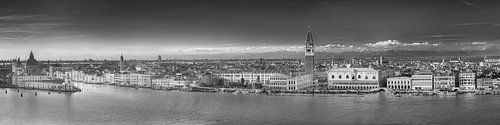 Skyline Panorama van Venetië in Italië. Zwart-wit beeld.