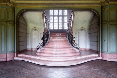 Escalier élégant abandonné.