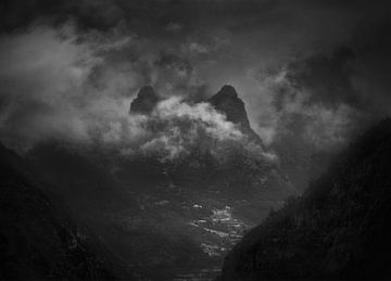 Het mistige berglandschap van Madeira 1 van Maickel Dedeken