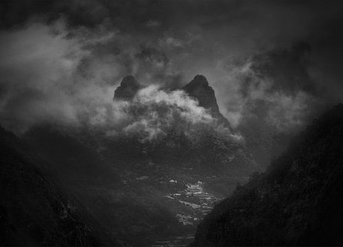 Het mistige berglandschap van Madeira 1