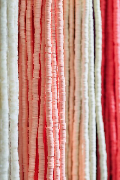 chaînes de perles à la mode avec des couleurs pastel subtiles par Tony Vingerhoets