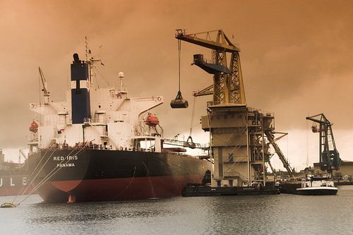 Schip uit Panama wordt geladen in de haven van Amsterdam