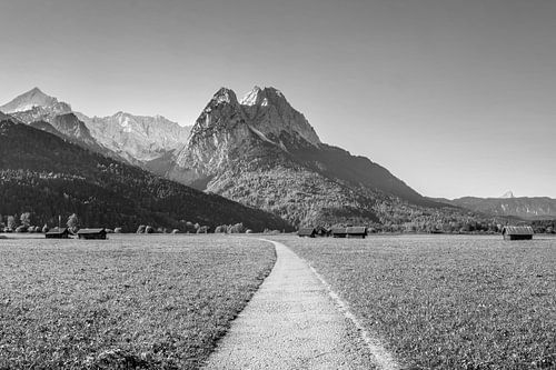 Landschap in de bergen bij Garmisch Partenkirchen in zwart-wit