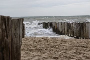 golfbrekers met golven op het strand van westkapelle