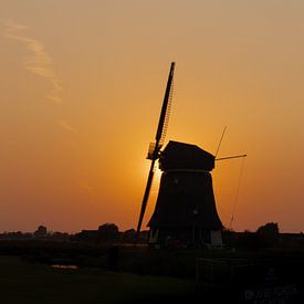 Holländische Windmühle - Sonnenuntergang - Porträt von Marcel Mombarg