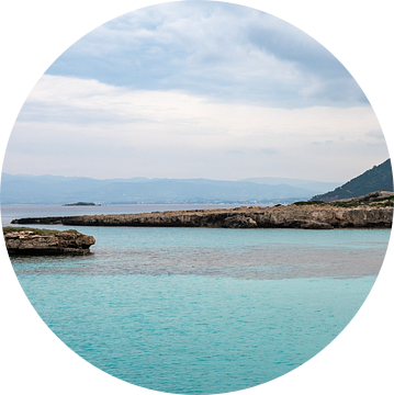 Turquoise water en bergen in Cyprus van Werner Lerooy