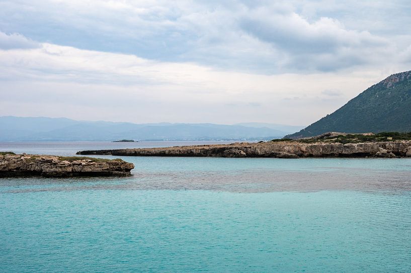 Turquoise water en bergen in Cyprus van Werner Lerooy