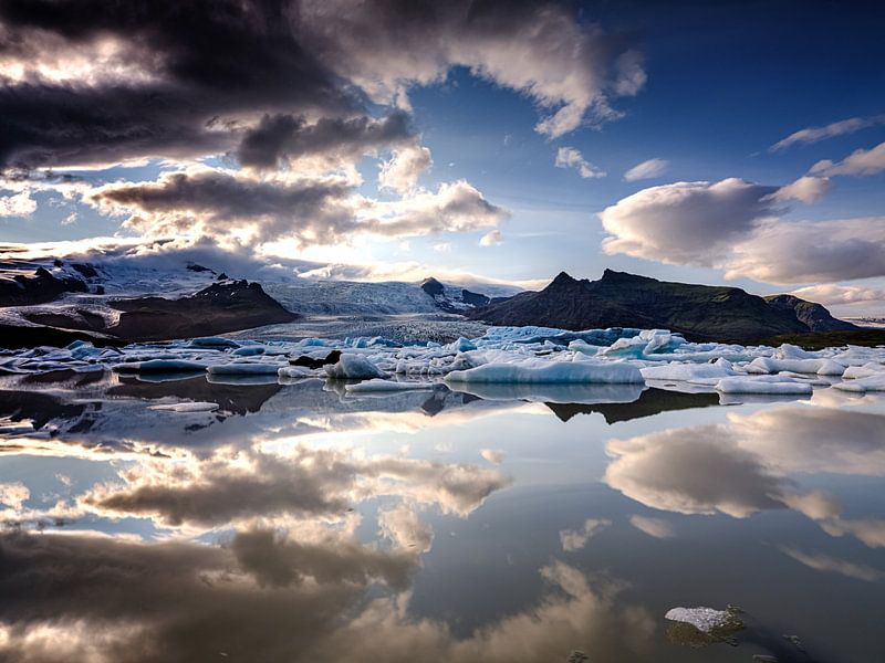 Fjallsjökull-gletsjer en het Fjallsárlón-gletsjermeer, IJsland van Eddy Westdijk