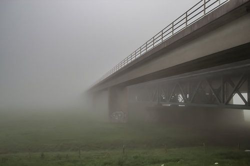 Brug verdwenen in de mist