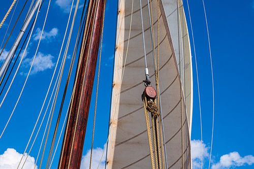 Detail van een zeilschip bij de Hanse Sail in Rostock