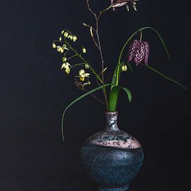 bouquet sur fond sombre sur Hanneke Luit