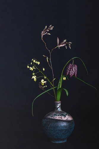 Blumenstrauß vor dunklem Hintergrund von Hanneke Luit