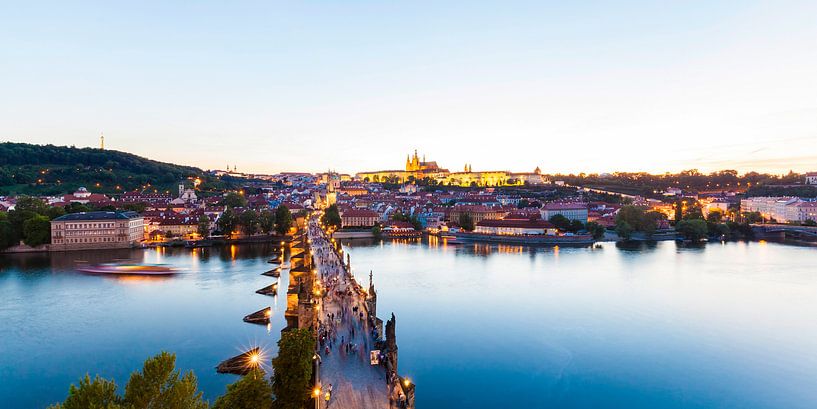 Vue sur le pont Charles jusqu'au château de Prague à Prague par Werner Dieterich