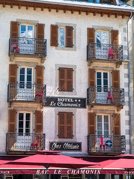 Hotel Le Chamonix in de Franse alpen - straat en reisfotografie van Christa Stroo fotografie