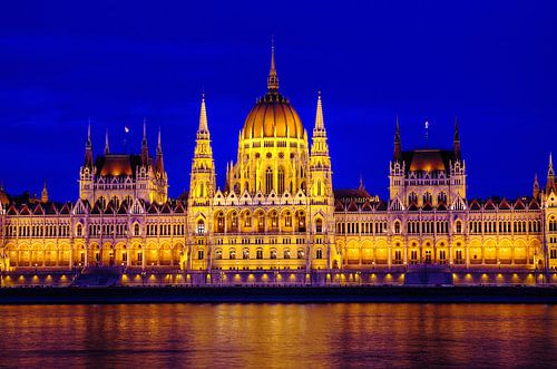Hongaars Parlementsgebouw bij het vallen van de avond
