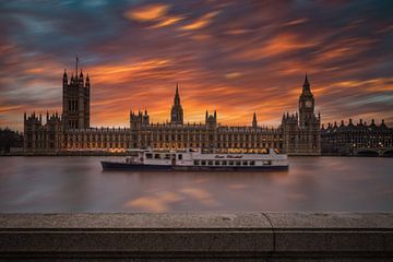 Schöne Wolkendecke hinter den Regierungsgebäuden und Big Ben entlang der Themse in London