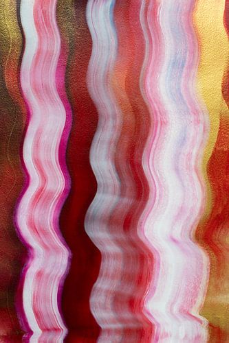 Abstract schilderij van rode en witte golvende vertiale lijnen