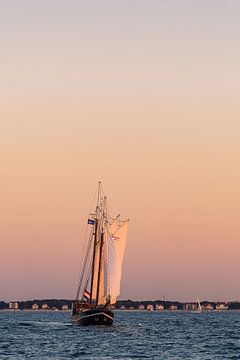 Zeilschip in de zonsondergang bij de Hanse Sail in Rostock van Rico Ködder