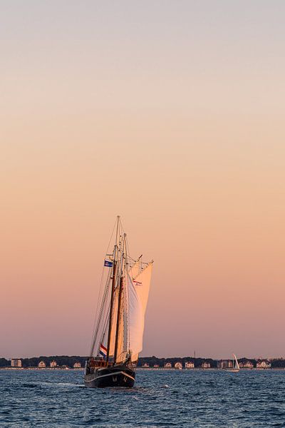 Segelschiff im Sonnenuntergang auf der Hanse Sail in Rostock von Rico Ködder