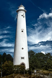 Zuidertoren auf Schiermonnikoog – weißer Leuchtturm vor blauem Himmel
