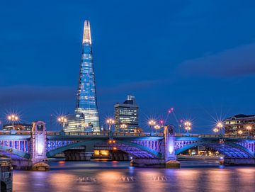 Le blues de Londres, le Shard et le pont de Southwark sur Rob de Voogd / zzapback