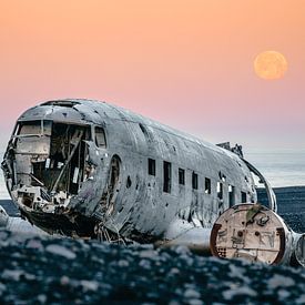 Full moon over Sólheimasandur plane wreck (Iceland) by Martijn Smeets