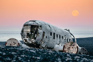 Volle maan boven Sólheimasandur vliegtuigwrak (IJsland)