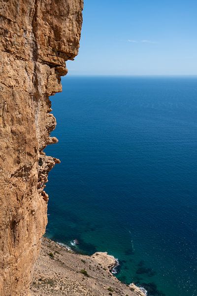 Felswand und das blaue Mittelmeer von Adriana Mueller