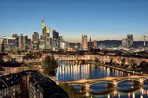 Frankfurt - de skyline op het blauwe uur van Rolf Schnepp