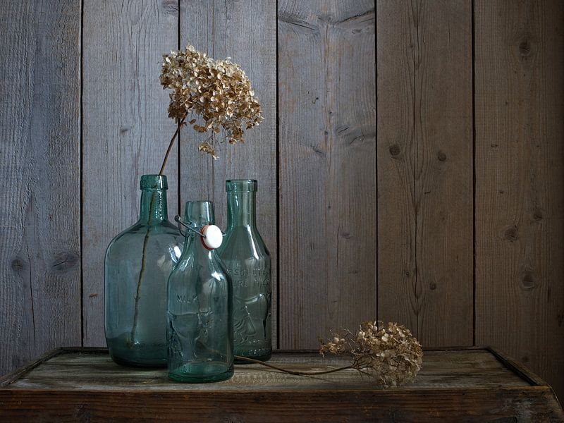 Stilleven met flessen en gedroogde bloemen van Evelien Brouwer
