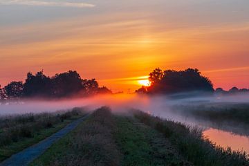 Zonsopgang kanaal Borger in Drenthe van Daphne Kleine