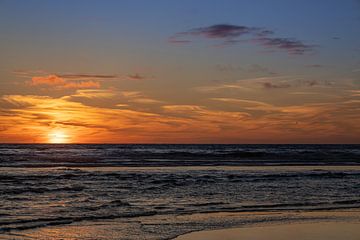 Wolken bij zonsondergang op het strand van Michael Ruland