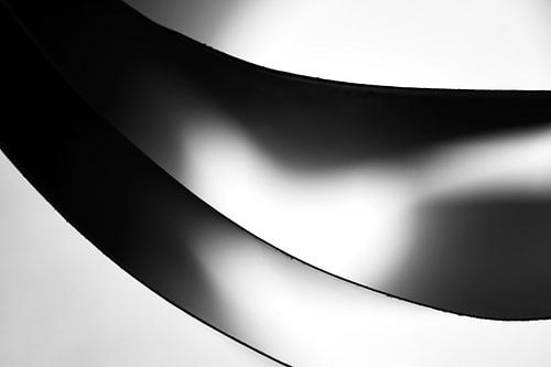 Minimalistische zwart-wit foto van papieren vellen