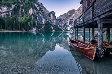 s Ochtends bij het meer van Braies in Zuid-Tirol van Achim Thomae Photography