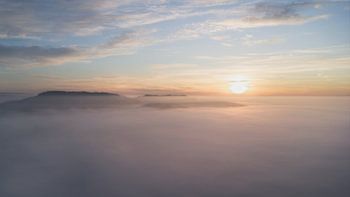 Des îles au-dessus de la brume