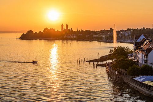 Friedrichshafen aan het Bodenmeer bij zonsondergang