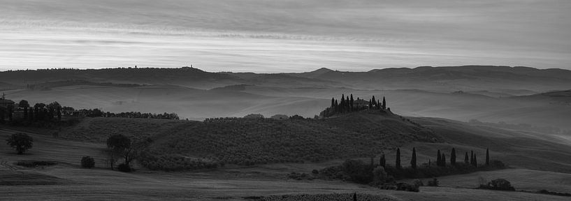 Toscane monochrome au format 6x17, Podere Belvedere dans la brume matinale II par Teun Ruijters