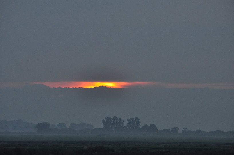 opkomende zon tussen de wolken van Marten Wieringa