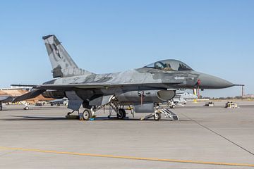 NSAWC Agressor Squad op Naval Air Station Fallon vliegt met de F-16 A/B Fighting Falcons. van Jaap van den Berg